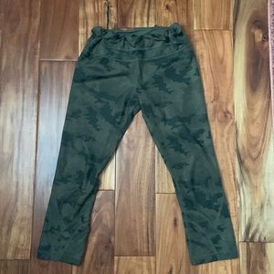 Lululemon Camo Green Women’s Leggings Pants Cropped Running EUC Size 6